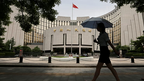Bên ngoài Ngân hàng Trung ương Trung Quốc (PBOC) tại Bắc Kinh. Ảnh: Reuters