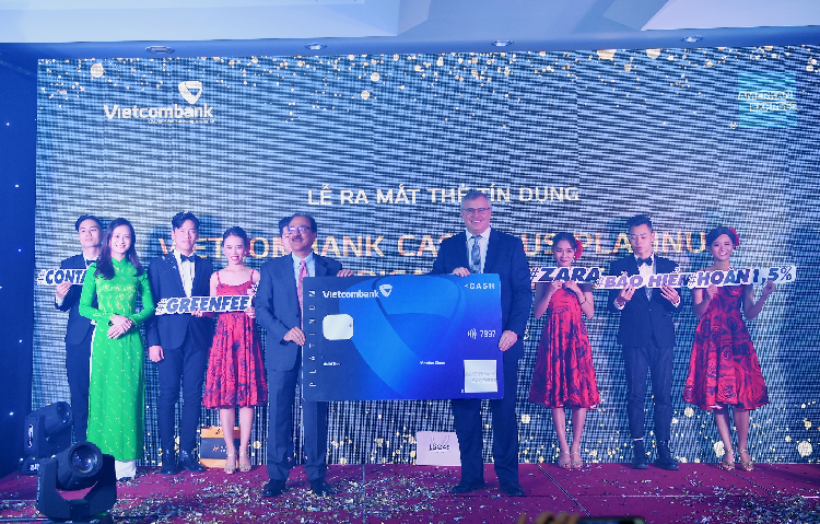 Đại diện Vietcombank tại lễ ra mắt dòng thẻ Amex Cashplus Platinum mới đây.