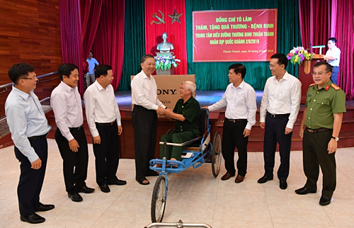 Đại diện Vietcombank cùng lãnh đạo địa phương trao quà cho thương binh tại Trung tâm điều dưỡng thương binh Thuận Thành (Bắc Ninh).