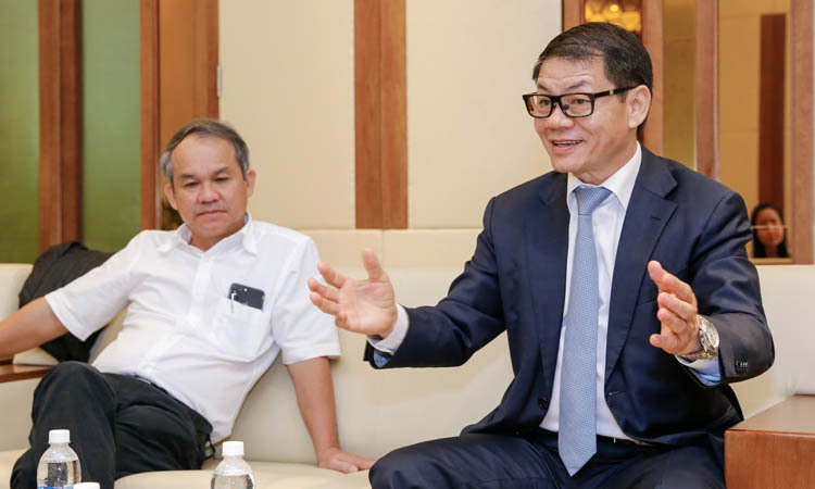 Ông Trần Bá Dương (bên phải) cùng ông Đoàn Nguyên Đức chia sẻ tại buổi kỷ niệm một năm Thaco đầu tư vào HAGL.