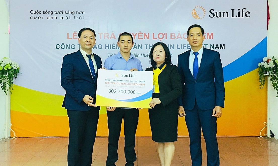 Sun Life Việt Nam trả quyền lợi cho bệnh nhân ung thư