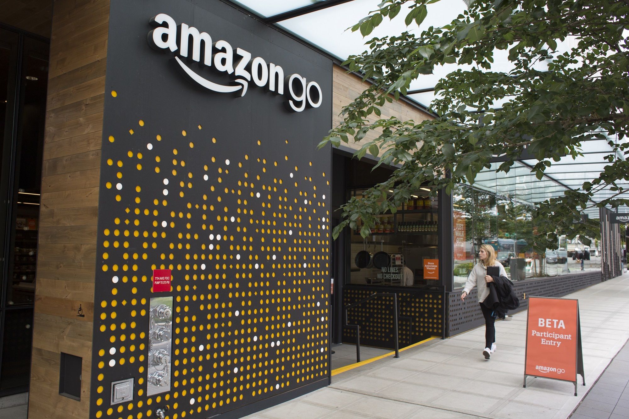 Amazon Go opens at Brookfield Place in downtown New York, accepts cash