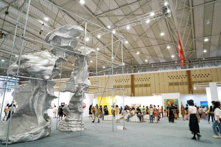 Expanded Art Chengdu bucks slowing Chinese economy