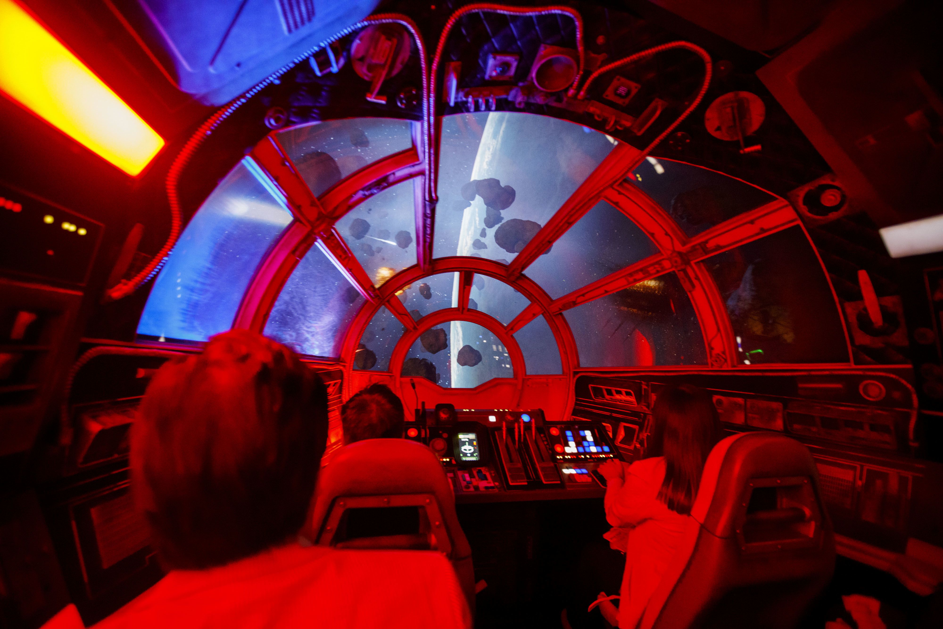 Here's what it's like to fly the Millennium Falcon at Star Wars: Galaxy's Edge