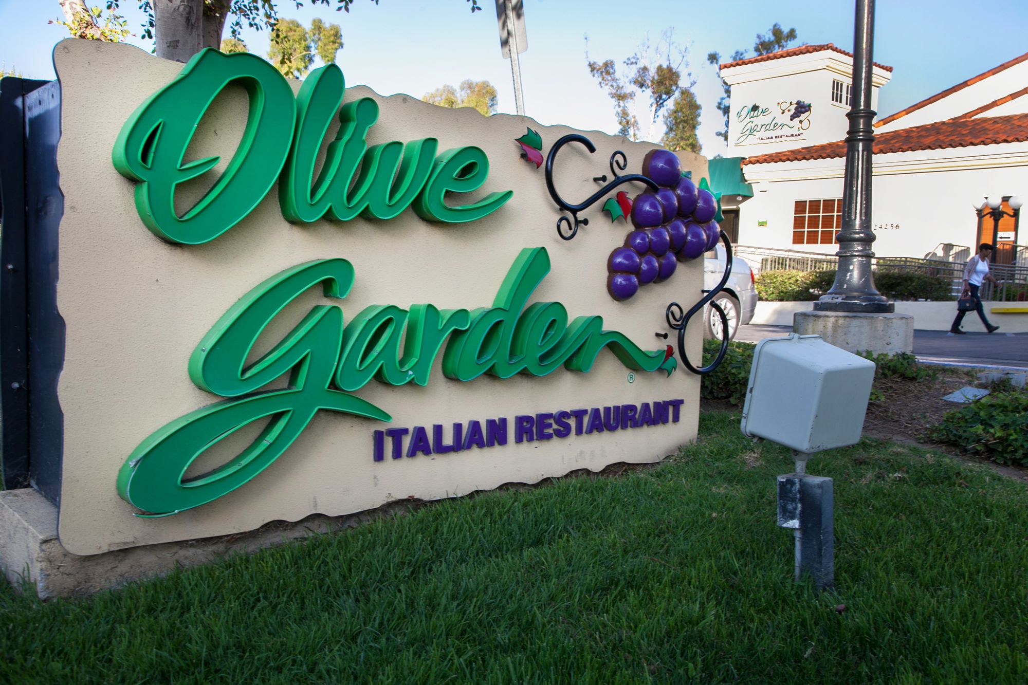 Shares of Olive Garden parent Darden skid after revenue miss