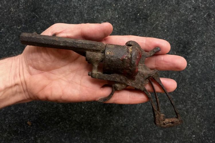 Van Gogh’s gun, 'most famous weapon in art history', sells for €162,000