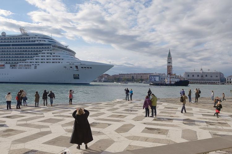 Dramatic speech in Baku challenges Unesco’s support for damaging Venice cruise ship decision