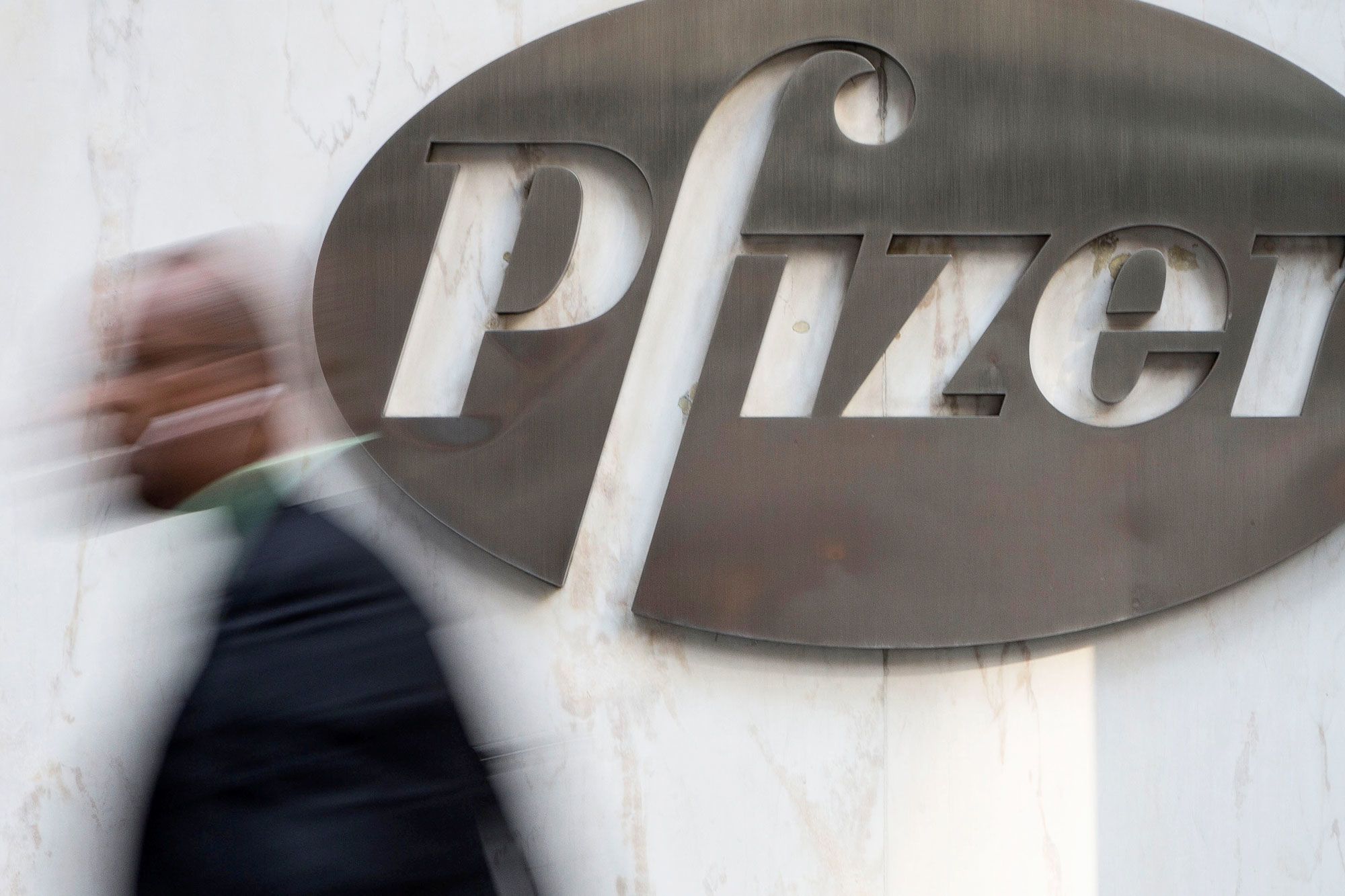 Pfizer plans combination of off-patent drug business with Mylan