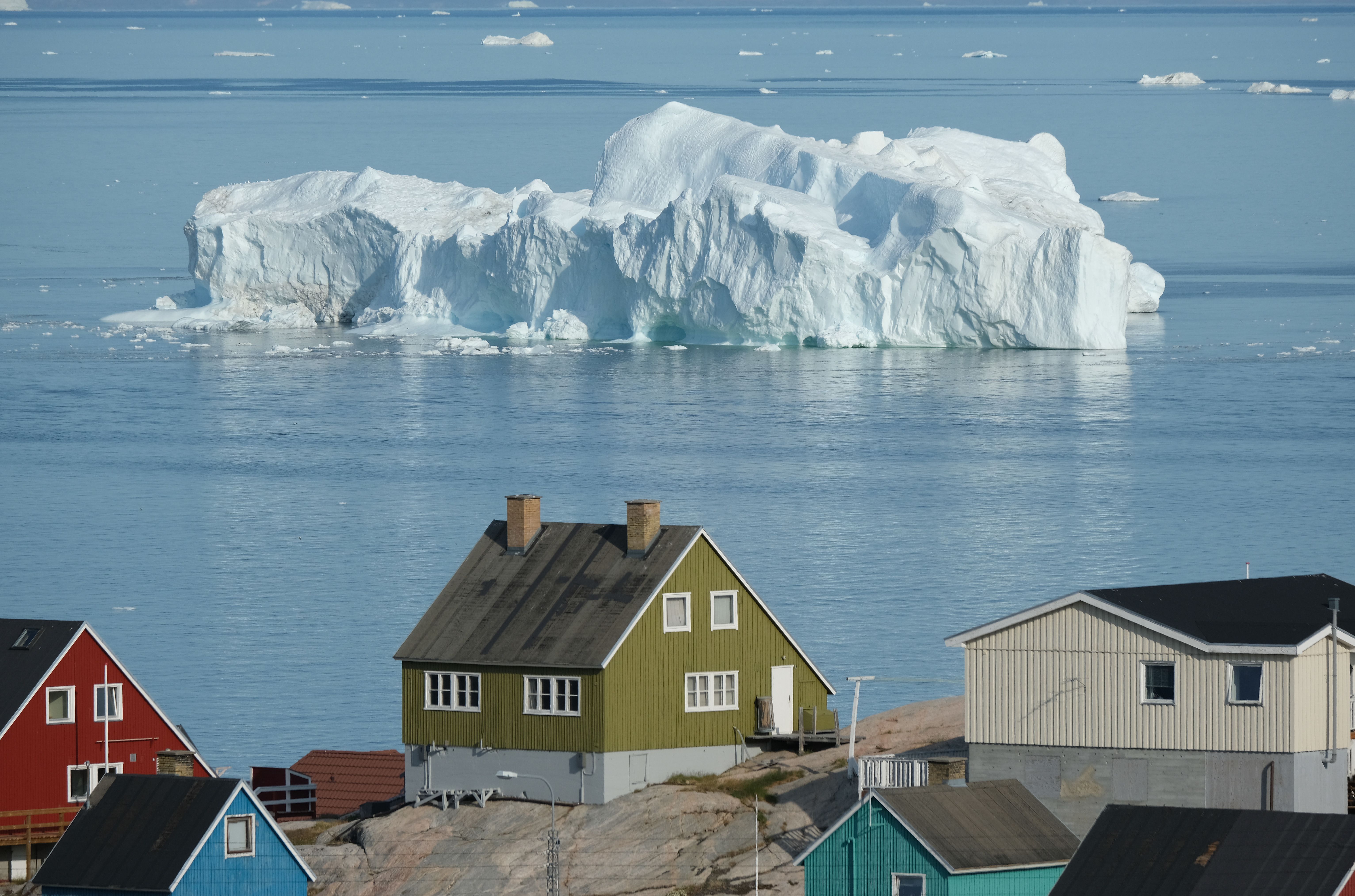 Какая территория гренландии. Остров Гренландия Нуук. Ледник Илулиссат Гренландия. Поселение Нуук Гренландия.