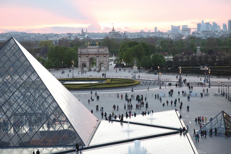 Louvre to train refugees as tour guides with funds from Saudi foundation