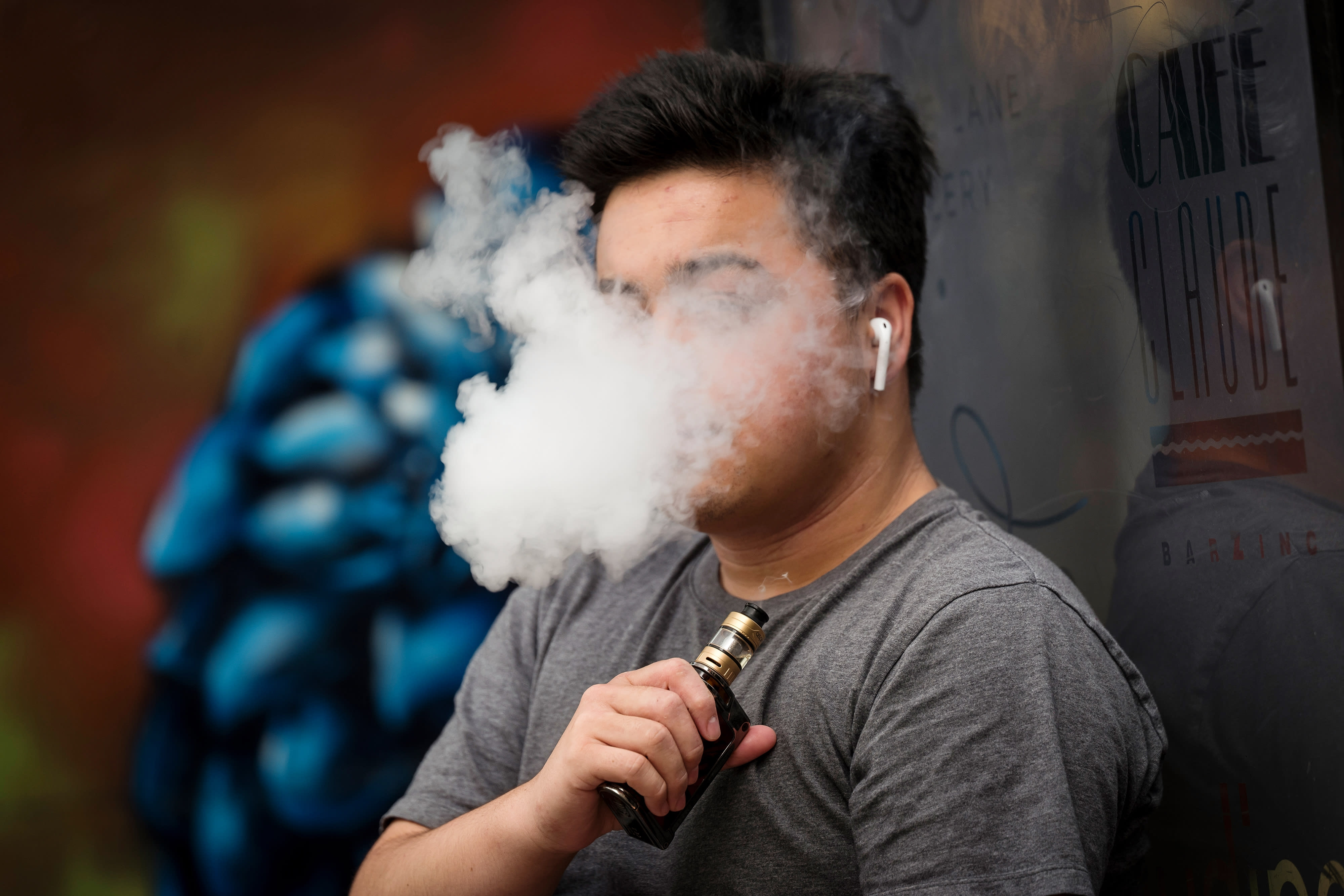 Sixth person dies from vaping-linked lung disease