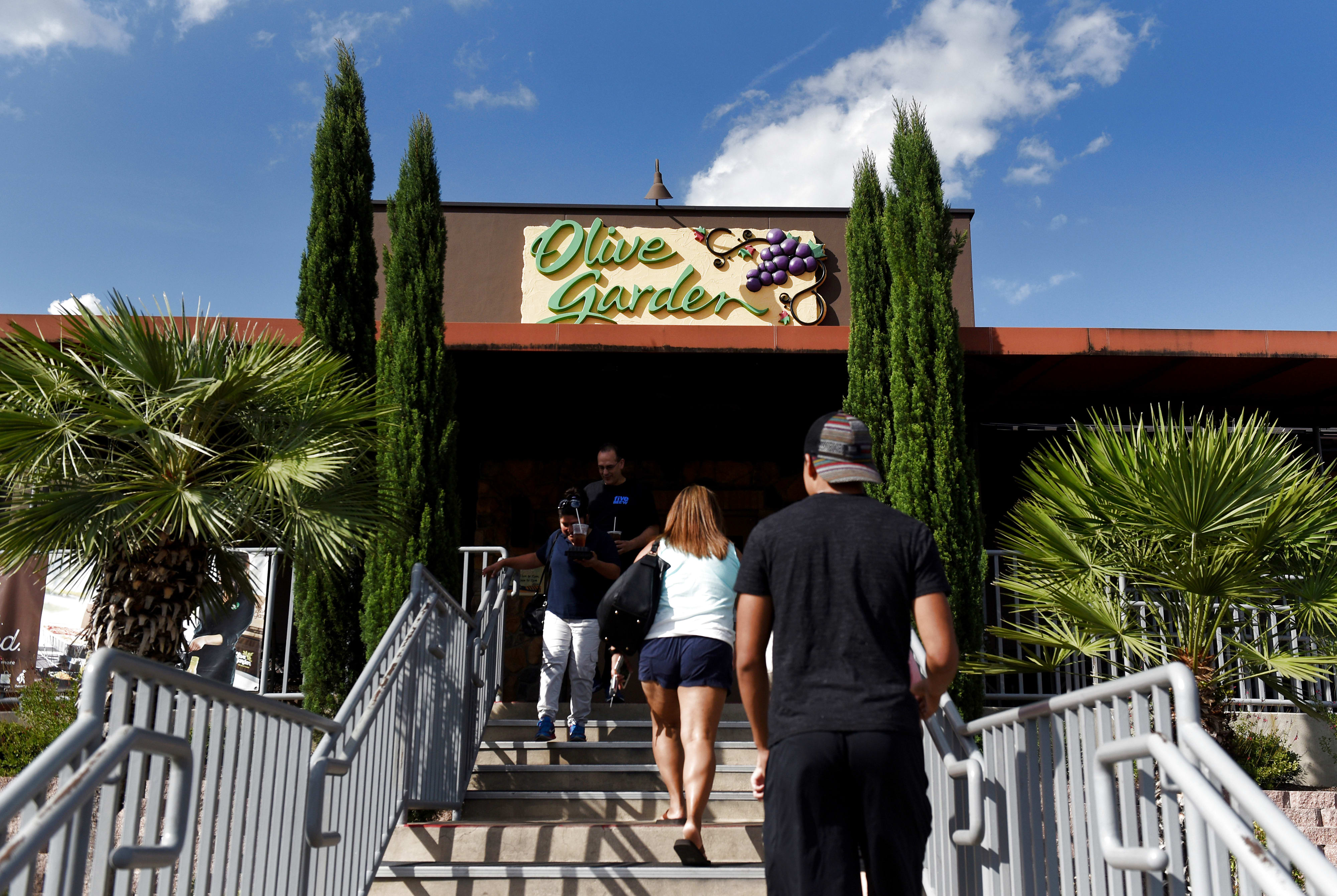 Stock of Olive Garden's parent tumbles 3% after revenue miss