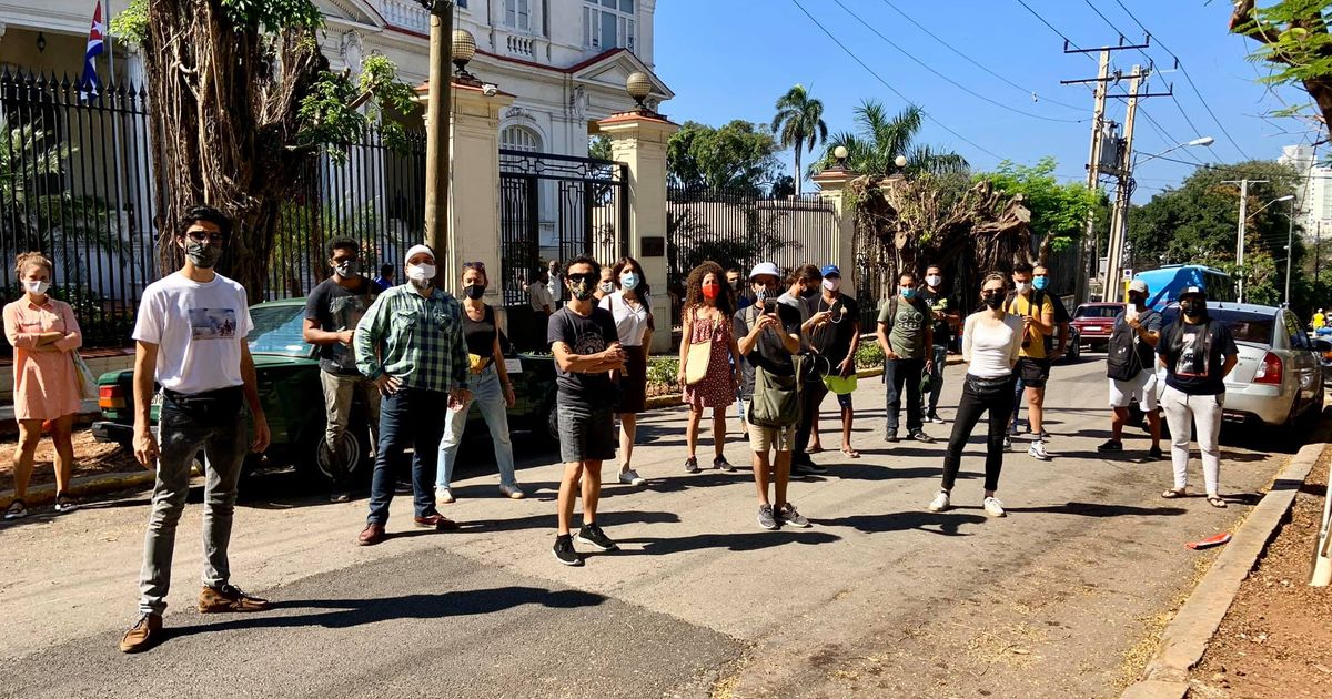 Tania Bruguera and members of Cuban artist-activist group 27N arrested in Havana