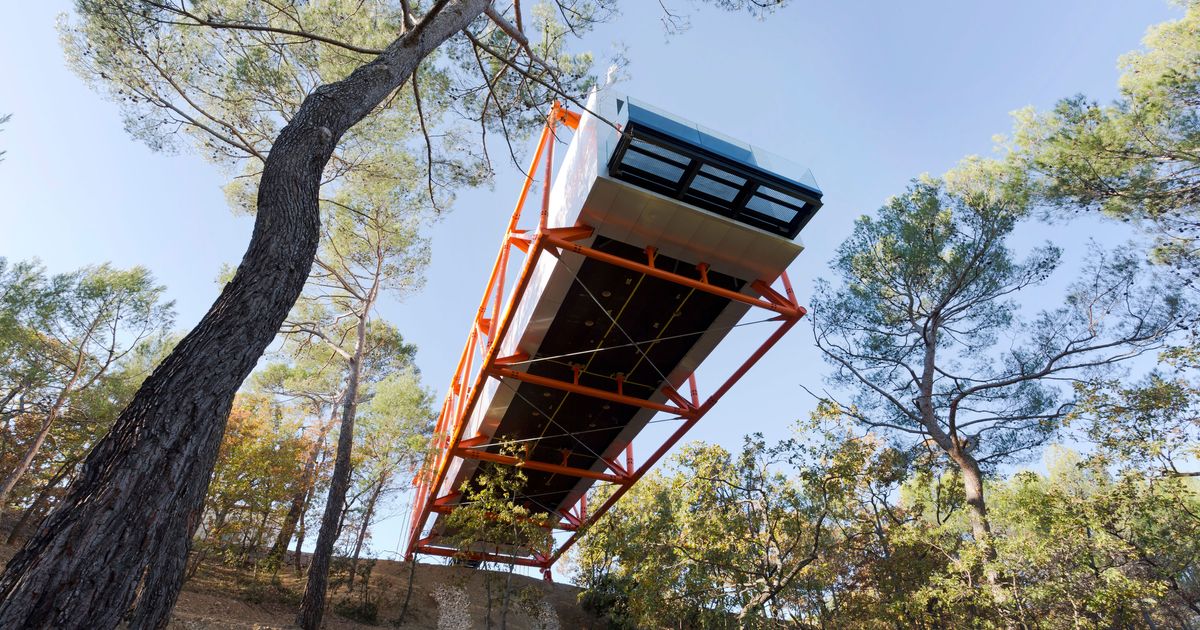 Richard Rogers-designed drawing gallery hangs dramatically off a French hillside