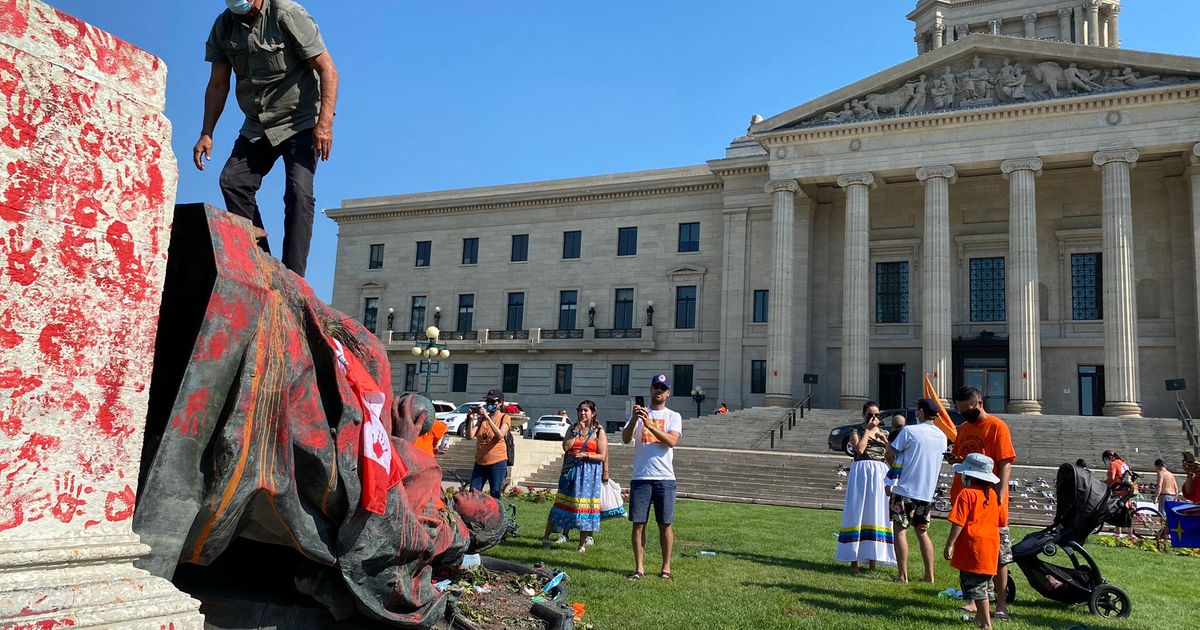 Crowds topple statues of Queen Victoria and Elizabeth II in Winnipeg amid anger over deaths of Indigenous children