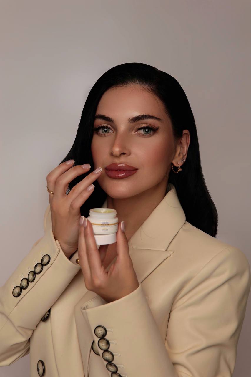 Oksana is the founder of the #Proesthetician cosmetology clinic and a new-generation beauty expert who collaborates with top brands in the industry